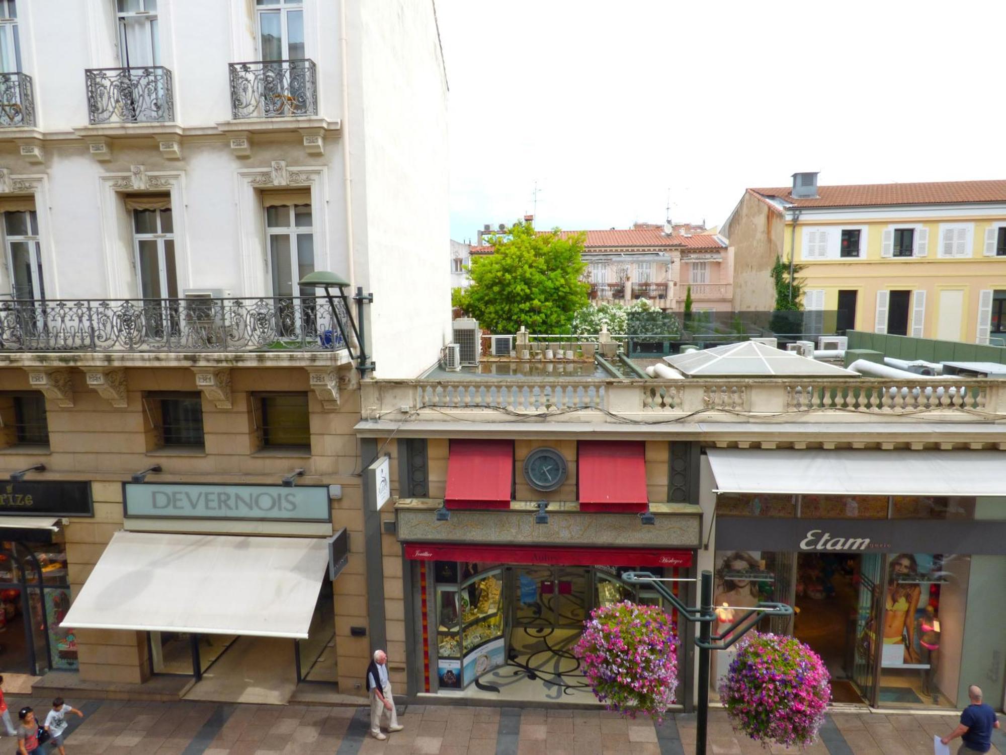 Arthur Rue D'antibes * Cannes